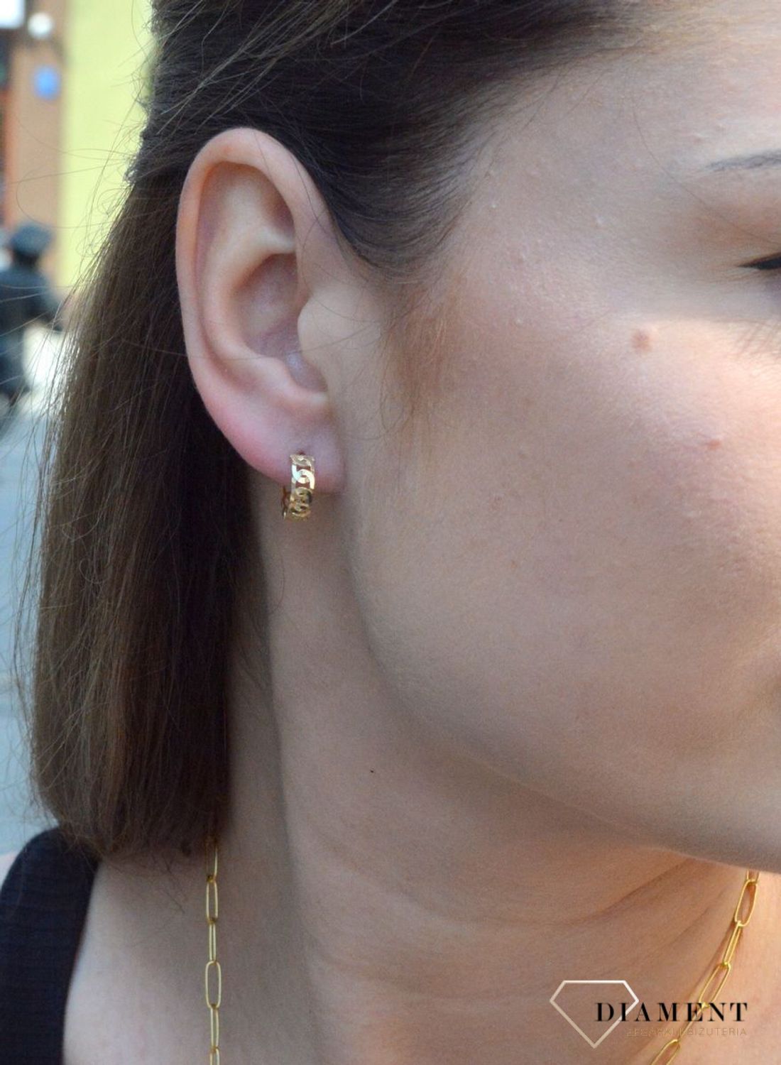 Kolczyki złote 333 kółeczka KL 10923 333. Kolczyki damskie złote. kolczyki złote kółeczka. Kolczyki złote nowoczesne kółeczka. Kolczyki złote idealne na prezent. Kolczyki złote na każdą okazję..jpg